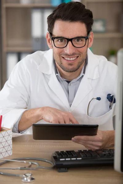 Ärztin Mit Tablet Computer Büro — Stockfoto