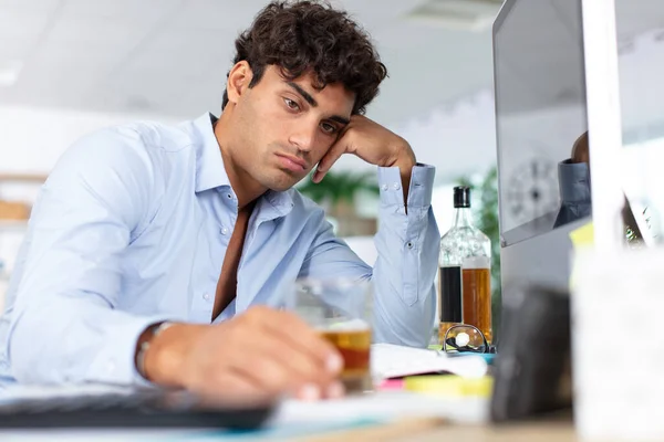 Miserável Empresário Mesa Segurando Uma Bebida Alcoólica — Fotografia de Stock
