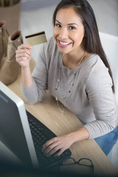 Młoda Pewna Siebie Kobieta Zakupy Online Karty Kredytowej Domu — Zdjęcie stockowe
