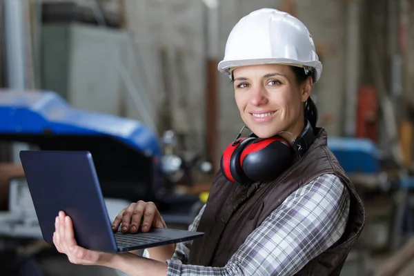 Arbeitnehmerin Mit Persönlicher Sicherheitsausrüstung Mit Laptop — Stockfoto