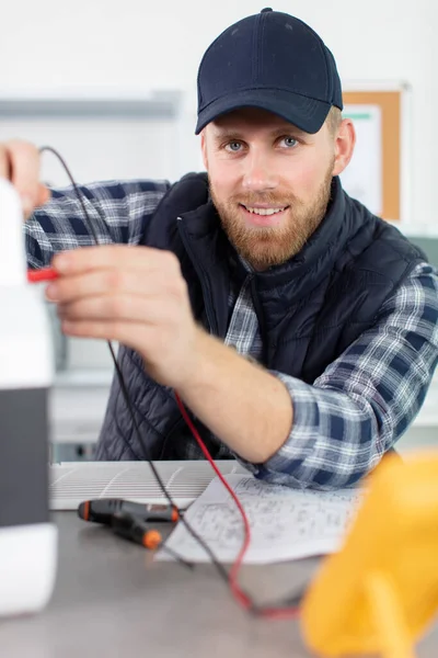 Молодой Привлекательный Мужчина Пытается Починить Компьютер — стоковое фото