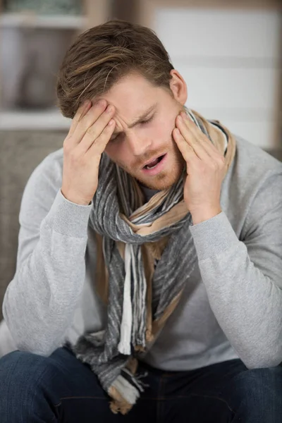 Hombre Usa Mano Toca Mejilla Sintiendo Dolor —  Fotos de Stock