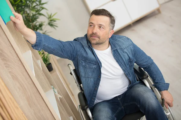 Mężczyzna Wózku Inwalidzkim Podczas Codziennego Zadania — Zdjęcie stockowe