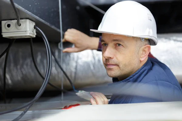 Trabajador Inspecciona Cableado Para Ventilación —  Fotos de Stock