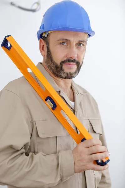 Trabajador Está Mirando Nivel Constructores — Foto de Stock