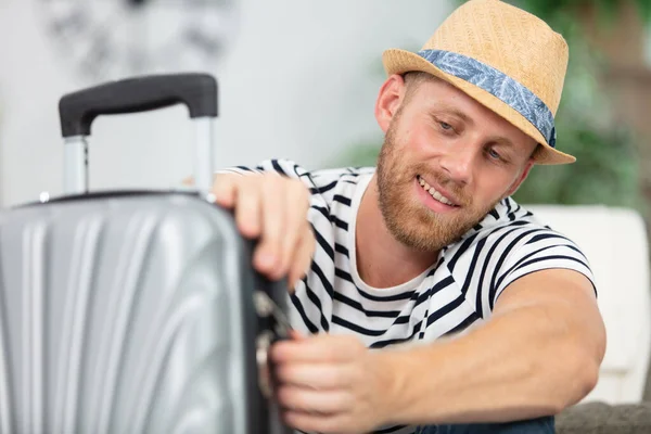 夏の旅のための若い男のパッキングスーツケース — ストック写真