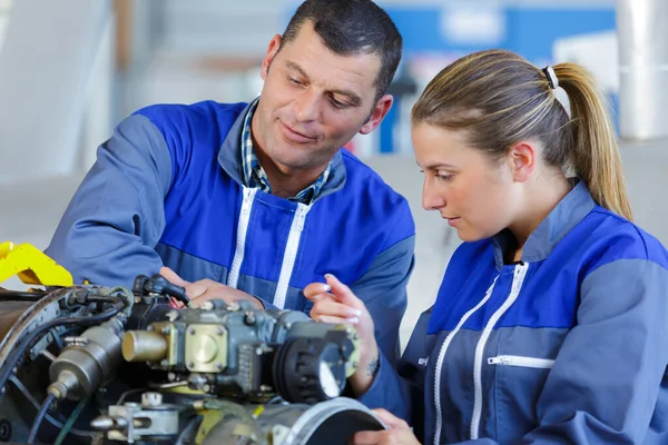 Kvinnlig Och Manlig Mekaniker Som Arbetar Med Motor — Stockfoto