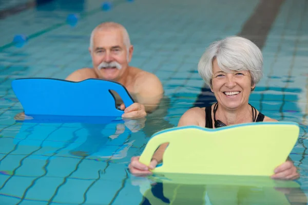Starší Pár Cvičení Plováky Bazénu — Stock fotografie