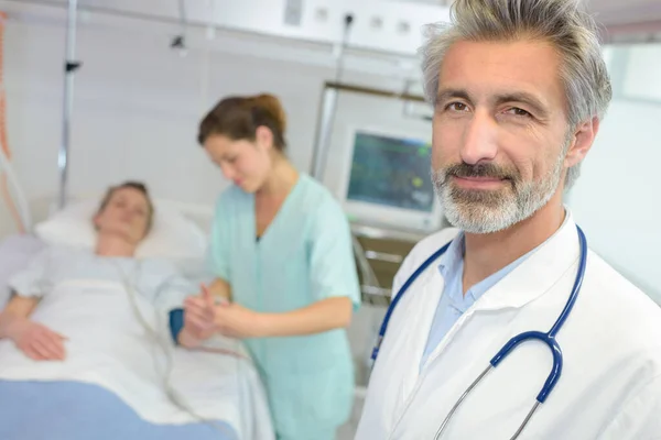 Arzt Krankenhauszimmer Mit Kranker Patientin Die Bett Liegt — Stockfoto