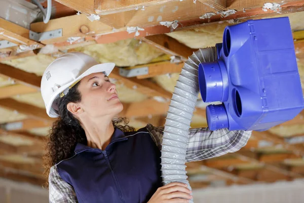 Female Builder Installing Pipes — Stock Photo, Image