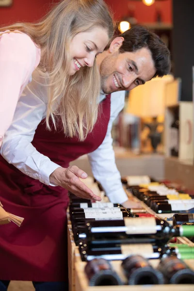 Sommelier Masculino Ajudando Mulher Comprar Garrafa Vinho — Fotografia de Stock