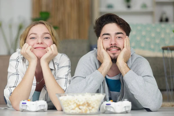 Glückliches Paar Isst Popcorn Hause — Stockfoto