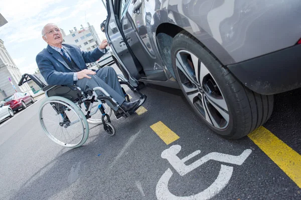 Starší Muž Invalidním Vozíku Jede Auta — Stock fotografie
