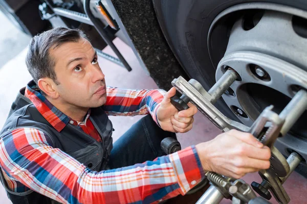 Auto Mecânico Verificando Pneu Garagem — Fotografia de Stock