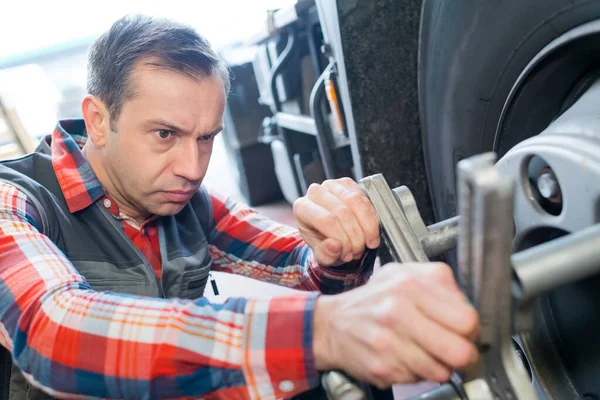 Mechanik Pracující Kole Těžkého Nákladního Vozidla — Stock fotografie