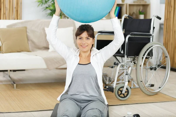 Γυναίκα Αναπηρική Καρέκλα Κάνει Αθλητισμό Μπάλα — Φωτογραφία Αρχείου
