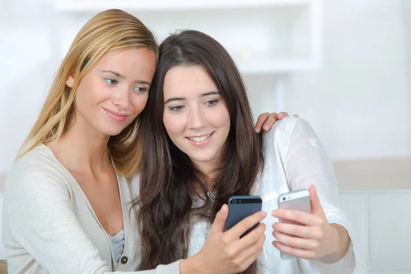 Twee Huisgenoten Die Hun Smartphone Thuis Line Gebruiken — Stockfoto