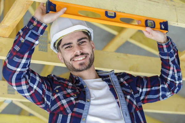 Male Construction Worker Using Spirit Level Wooden Beam — Stock Photo, Image