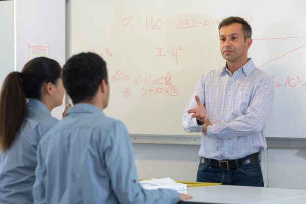 Estudiantes Profesores Con Fórmulas Matemáticas Pizarra Blanca — Foto de Stock