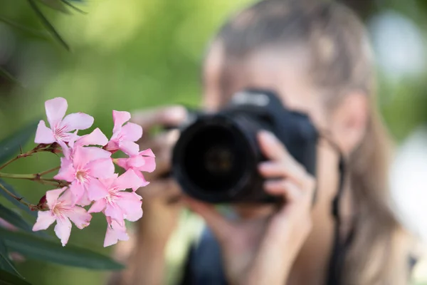 Mulher Tirando Uma Foto Close Flores — Fotografia de Stock