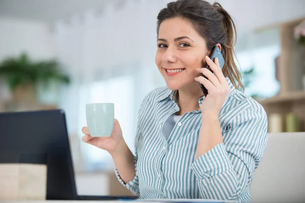 Serbest Çalışan Bir Kadını Cep Telefonunu Elinde Kahve Dizüstü Bilgisayar — Stok fotoğraf