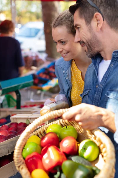 走在市场上买蔬菜的年轻夫妇 — 图库照片