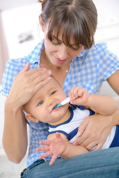 Mulher Bebê Com Termômetro — Fotografia de Stock