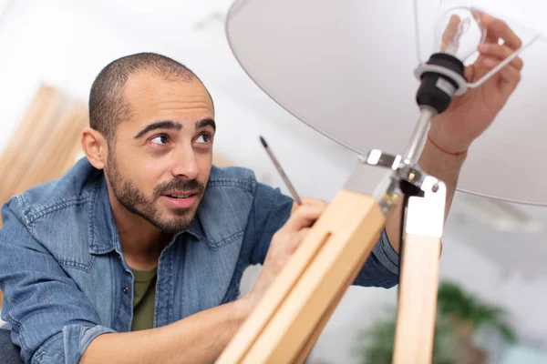 Muž Měnící Žárovku Lampě Doma — Stock fotografie