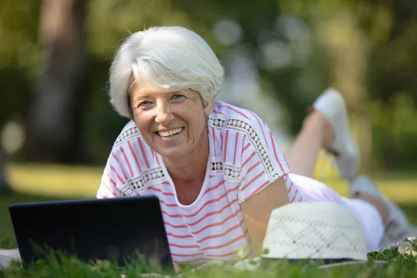 Senior Woman Sitting Grass Laptop — Stock Photo, Image