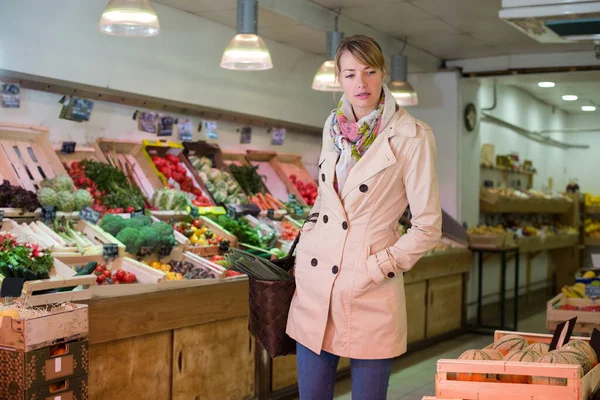 果物や野菜の店で働く女性は — ストック写真