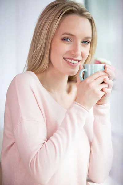 Jovem Mulher Está Tomando Café — Fotografia de Stock