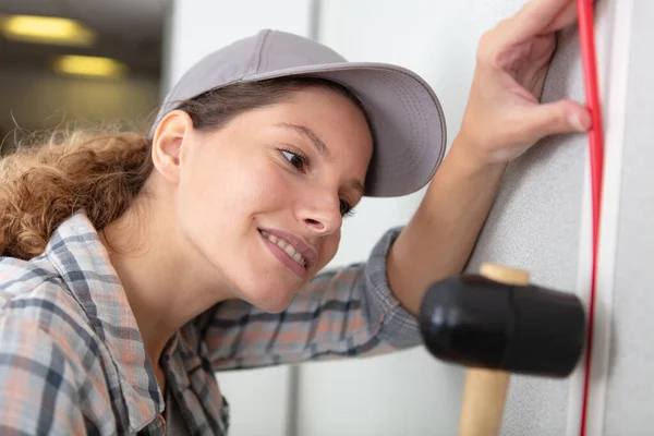 Tradeswoman Installing Electrical Wiring Building — Stock Photo, Image