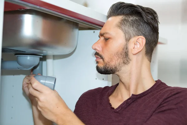 Mann Montiert Abwasserrohr Unter Küchenspüle — Stockfoto
