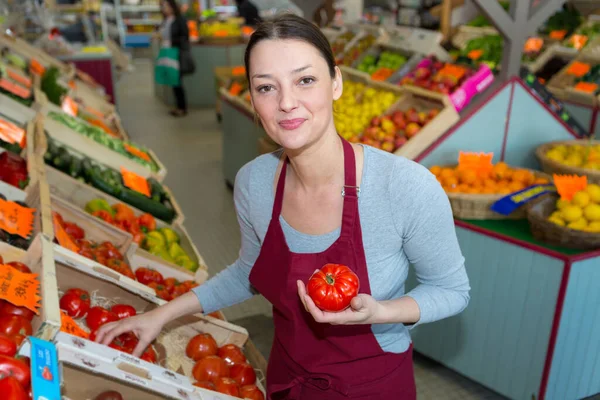 Sprzedawca Owoców Stwarzający Gospodarstwa Pomidorów — Zdjęcie stockowe
