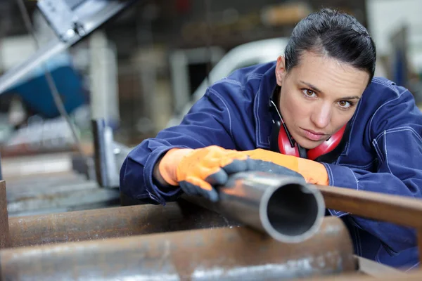 Female Worker Checking Pipe Factory — Stock Photo, Image