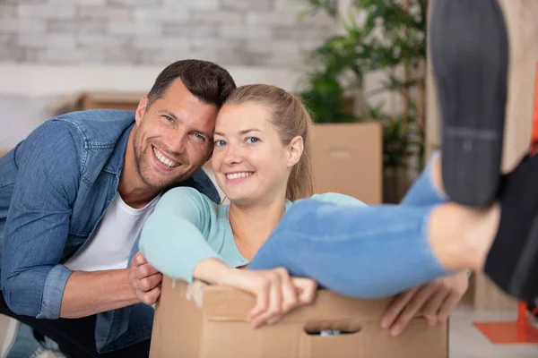 Happy Couple Having Fun Cardboard Boxes — Stock Photo, Image