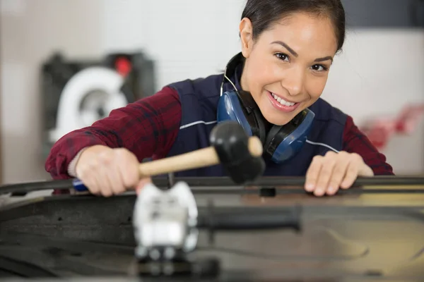 Trabalhador Feminino Reparando Uma Máquina Com Ferramenta — Fotografia de Stock