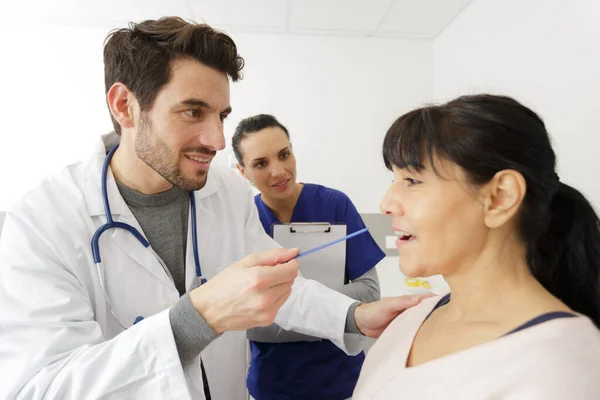 Doktor Olgun Bir Kadın Hastanın Ağzının Içini Kontrol Ediyor — Stok fotoğraf