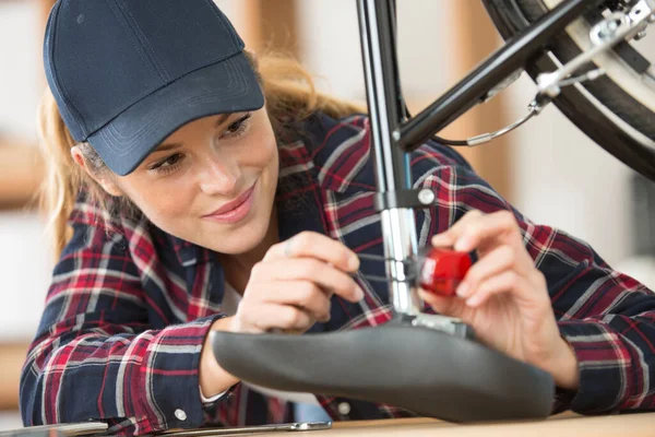 Kvinna Cykel Mekaniker Reparera Cykel Verkstaden — Stockfoto