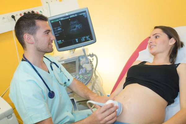 Médico Usando Máquina Ultrasonido Mujer Embarazada Clínica —  Fotos de Stock
