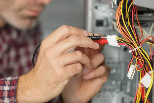 Erkek Teknisyen Bilgisayar Kablolarını Kontrol Ediyor — Stok fotoğraf