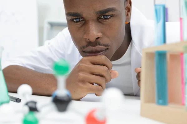 Człowiek Trzyma Kolorowy Model Molekuły Naukowej — Zdjęcie stockowe