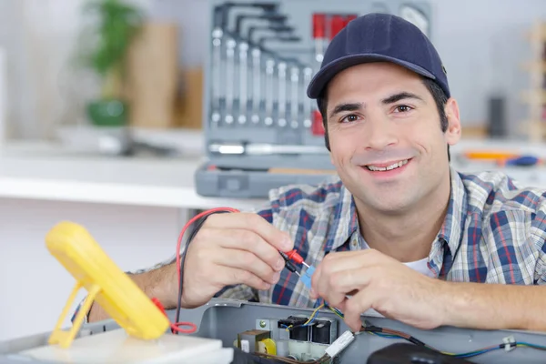 Electrician Measuring Voltage Cables — Stock Photo, Image