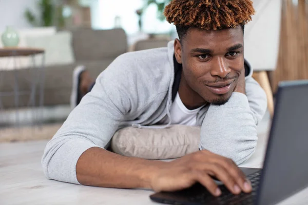 Gelukkig Jonge Man Met Laptop — Stockfoto