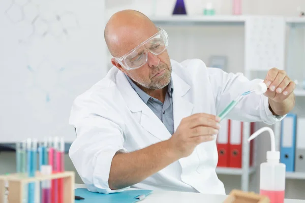 Male Doctor Analyzing Tests Tubes Samples — Stock Photo, Image