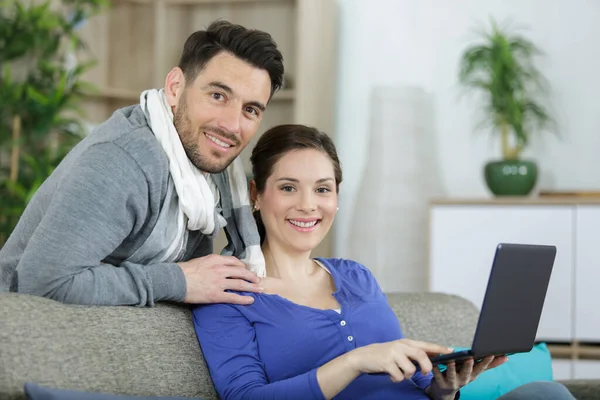 Junges Paar Beim Online Shopping Hause — Stockfoto