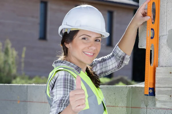 Builder Woman Shows Thumbs — Stock Photo, Image