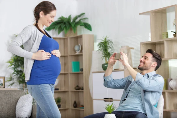 Man Takes Photo Pregnant Woman — Foto de Stock