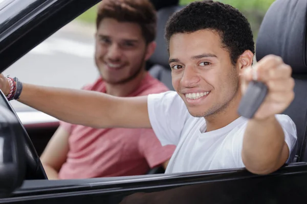Junger Mann Sitzt Auf Dem Beifahrersitz Und Zeigt Schlüssel — Stockfoto
