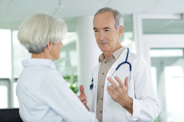 Lekarz Pacjent Rozmawiają Klinice — Zdjęcie stockowe